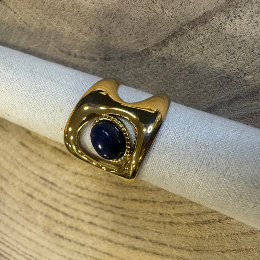 Anel Amuleto Circulo Largo com Pedra Lápis Lazuli  Dourado