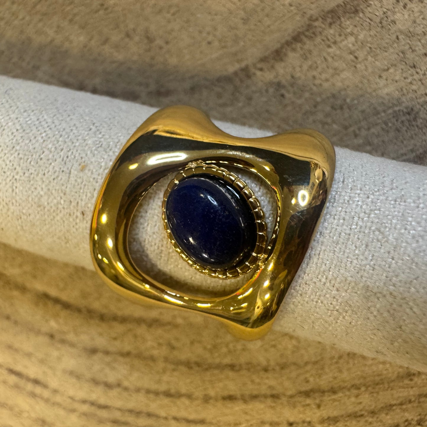 Anel Amuleto Circulo Largo com Pedra Lápis Lazuli  Dourado