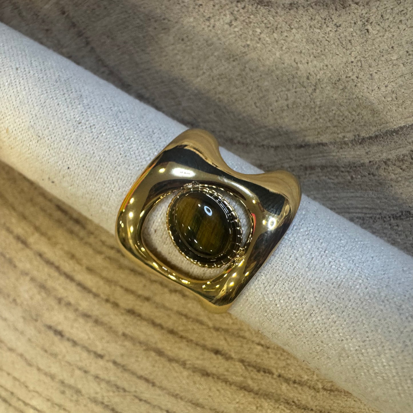 Anel Amuleto Circulo Largo com Pedra Olho de Tigre  Dourado