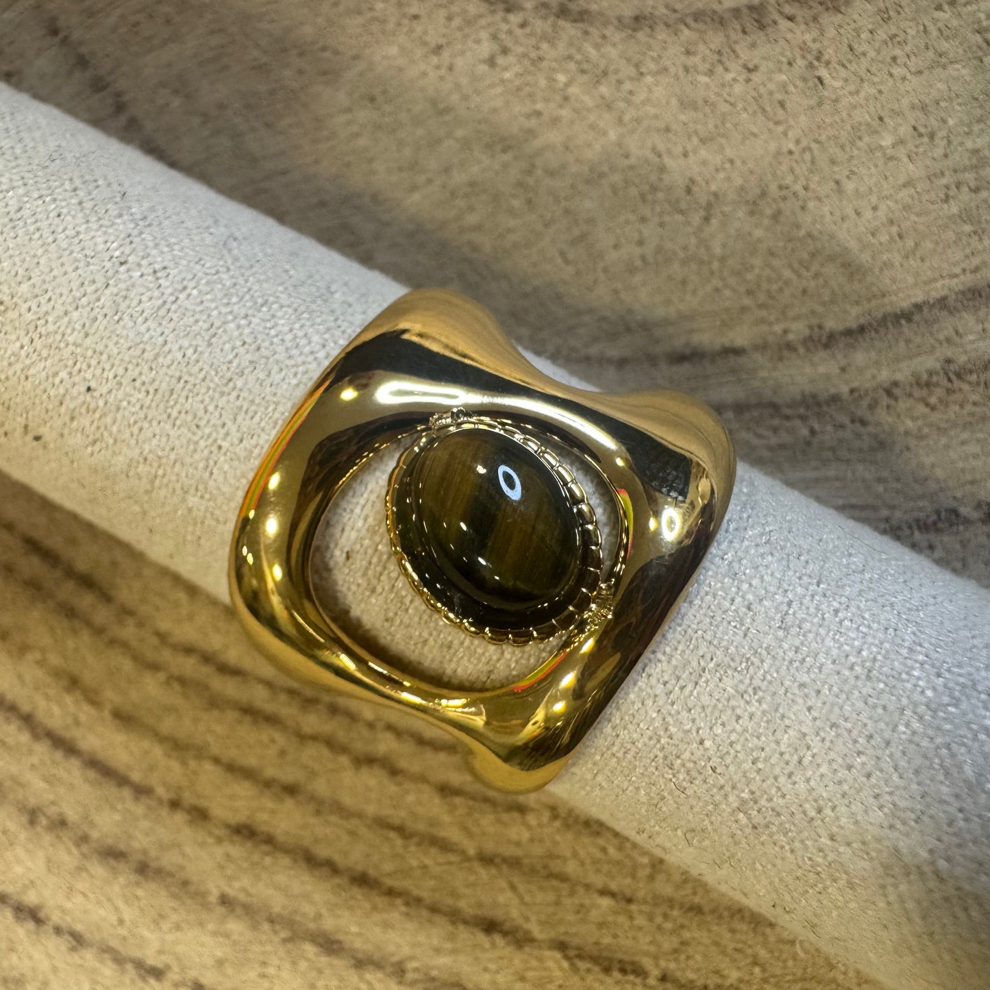 Anel Amuleto Circulo Largo com Pedra Olho de Tigre  Dourado