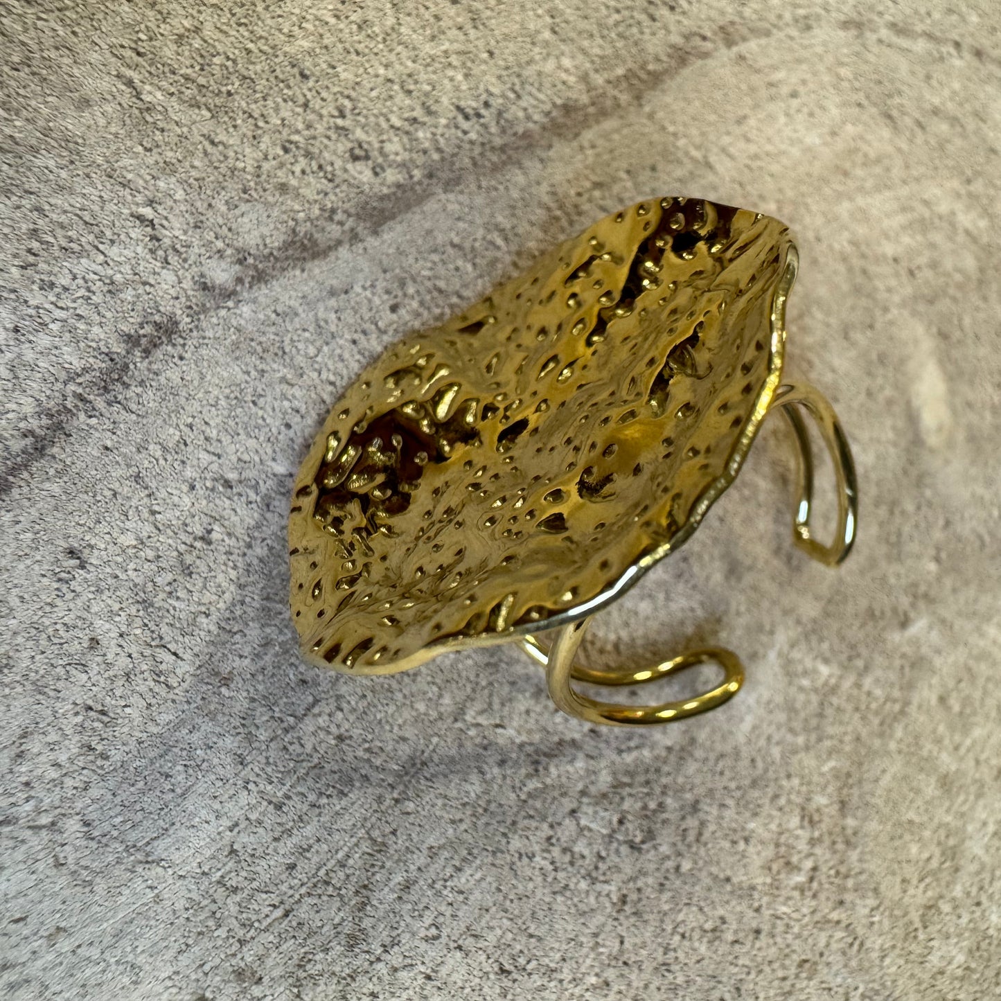 Anel Chapa Redonda Martelada Torta Dourado