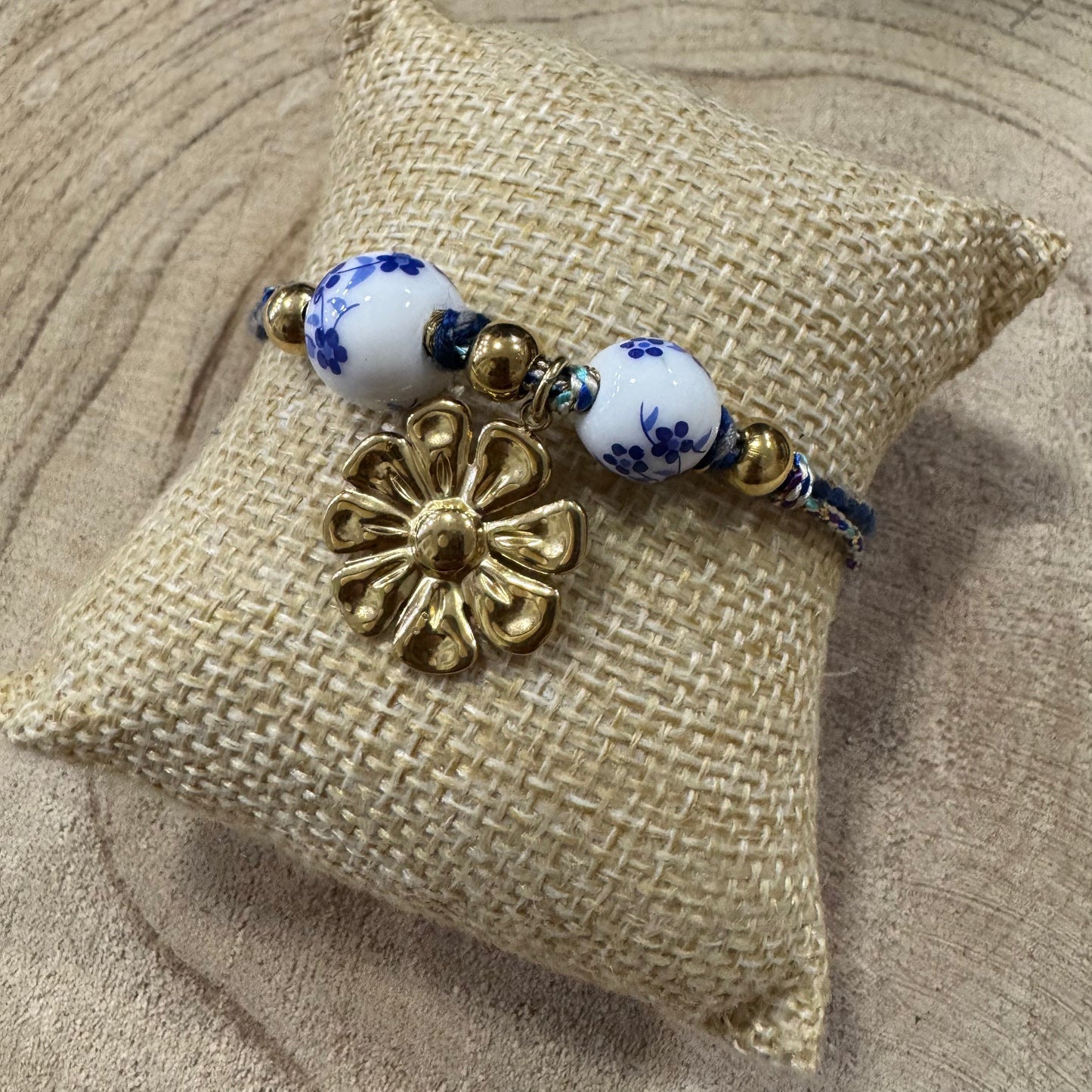 Pulseira Corda com Bolas de Flores Azuis e Brancas e Flor de Inox Dourado