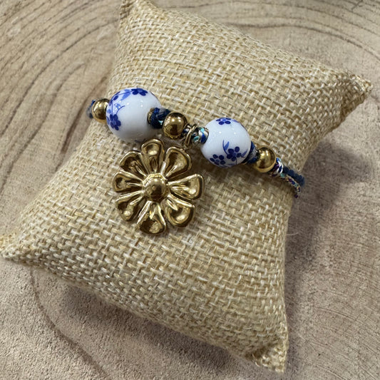 Pulseira Corda com Bolas de Flores Azuis e Brancas e Flor de Inox Dourado