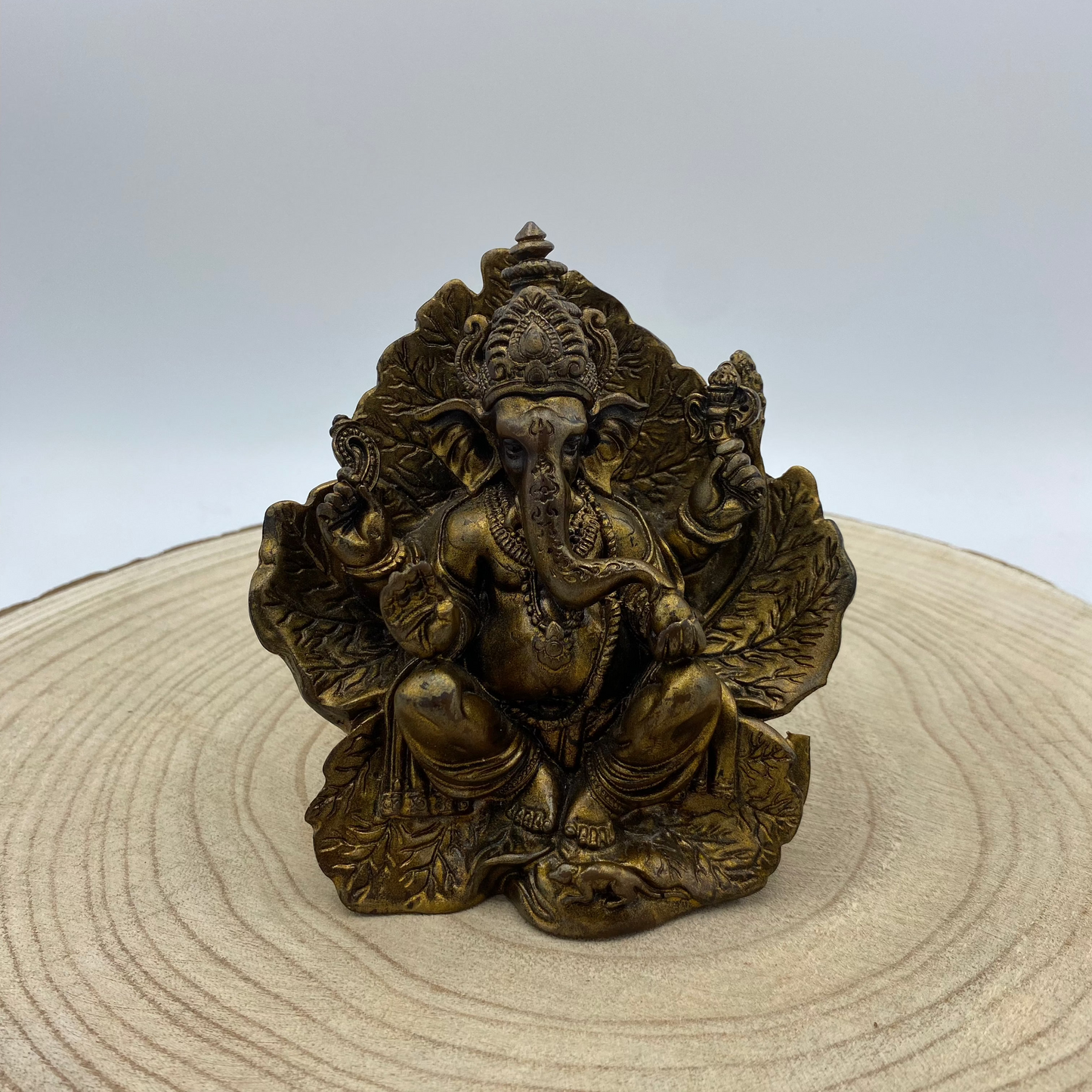 Ganeshas Sentado numa Folha, Media, Madeira e Dourada Tipo A