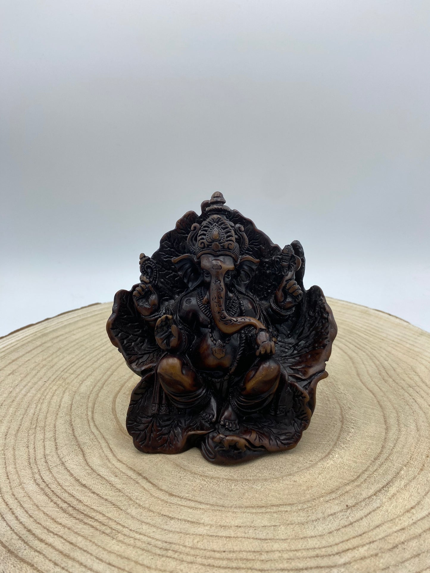 Ganeshas Sentado numa Folha, Media, Madeira e Dourada Tipo A