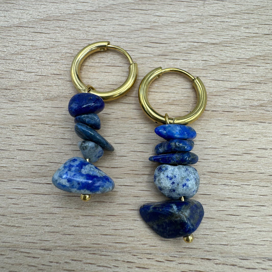 Brincos Argolas com Pedra Cascalho Lapis Lazuli Dourado