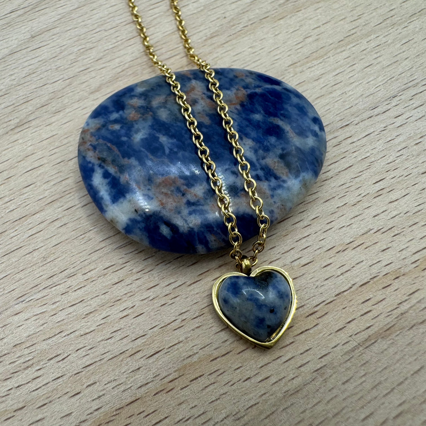 Fio Com Coração Pedra Sodalite Dourado