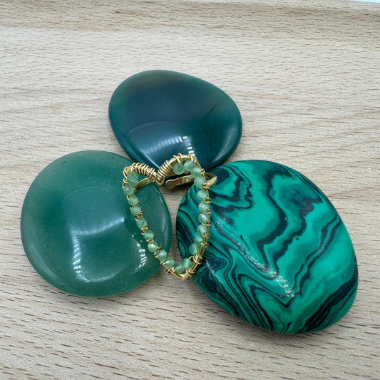 Anel Fino Dourado Coração Missangas Verdes