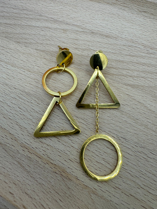 Brincos Assimétricos Triângula e Círculo Dourado INOX