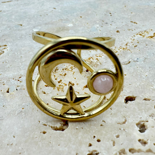 Anel Redondo com Lua, Estrela e Pedra Rosa Aço Dourado