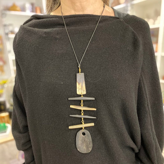Colar Quenia, Miçangas Amarela e Azul, com Chapa de Osso e Latão