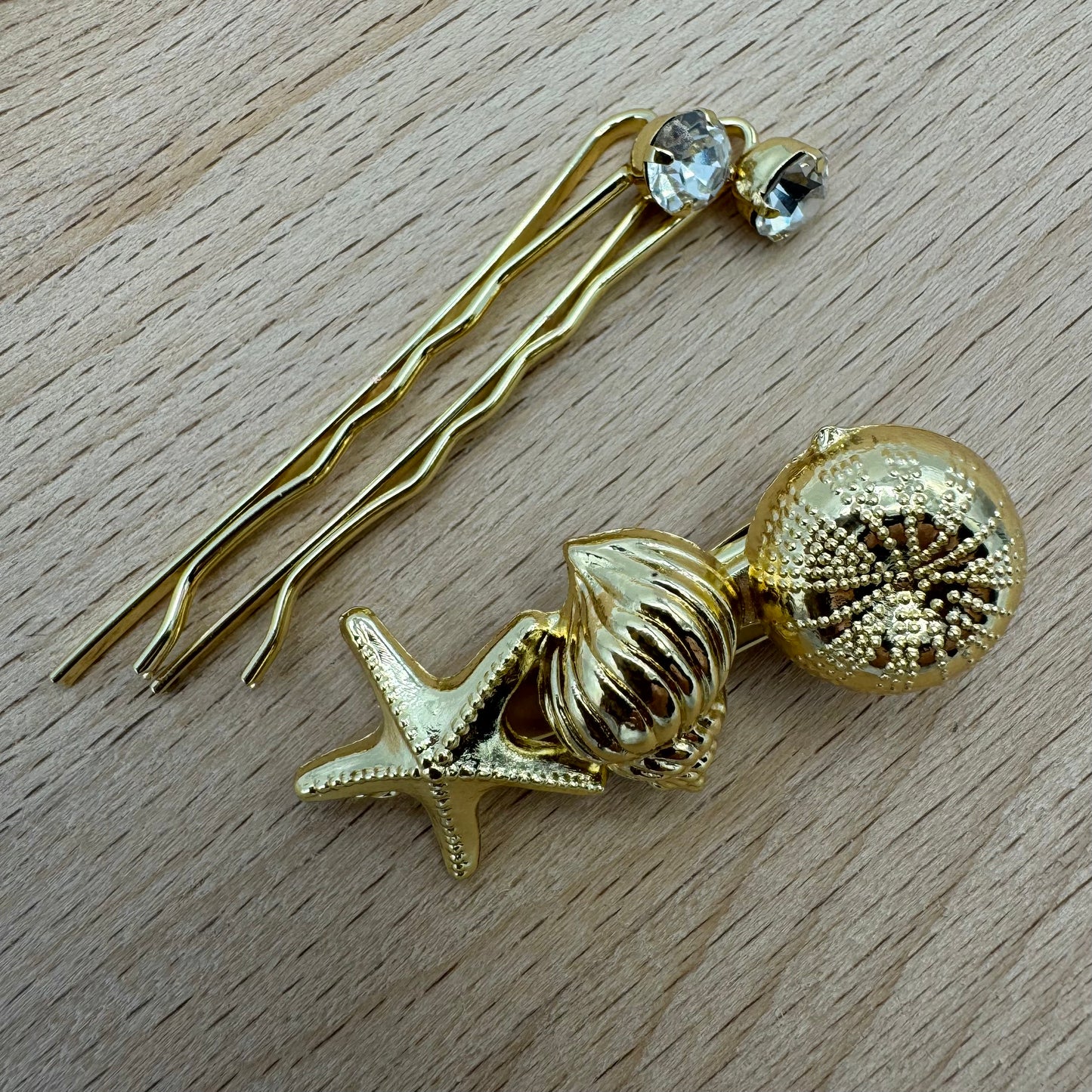 Gancho e Mola Cabelo Dourado Frutos do Mar e Brilhantes