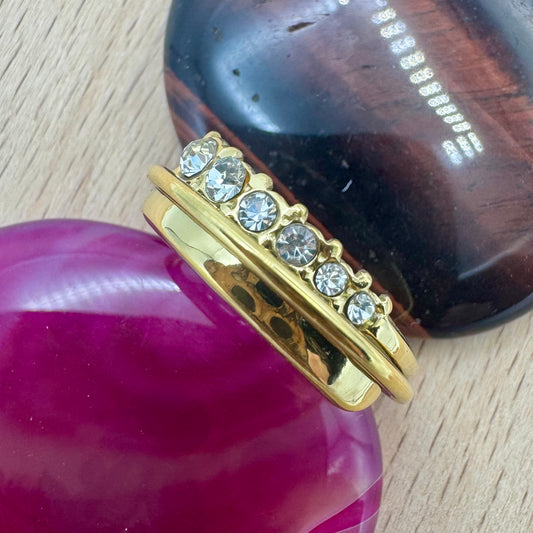 Anel Linhas de Brilhantes e Metal Dourado