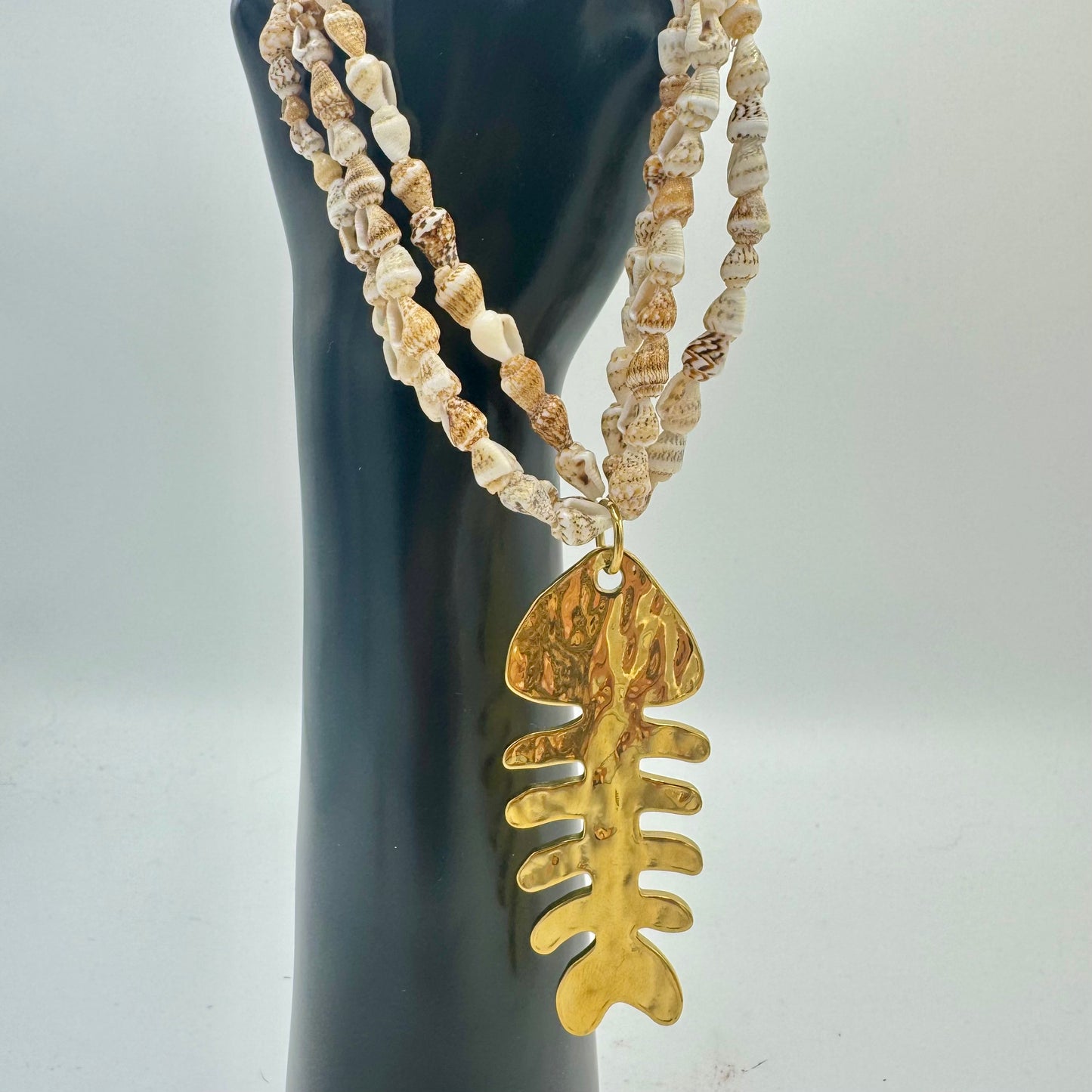 Colar  Inox de Búzios com Peixe Dourado Gigante