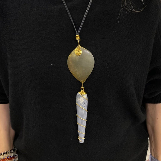 Colar Quenia, Chapa de Osso Escura com Espiral de Latão