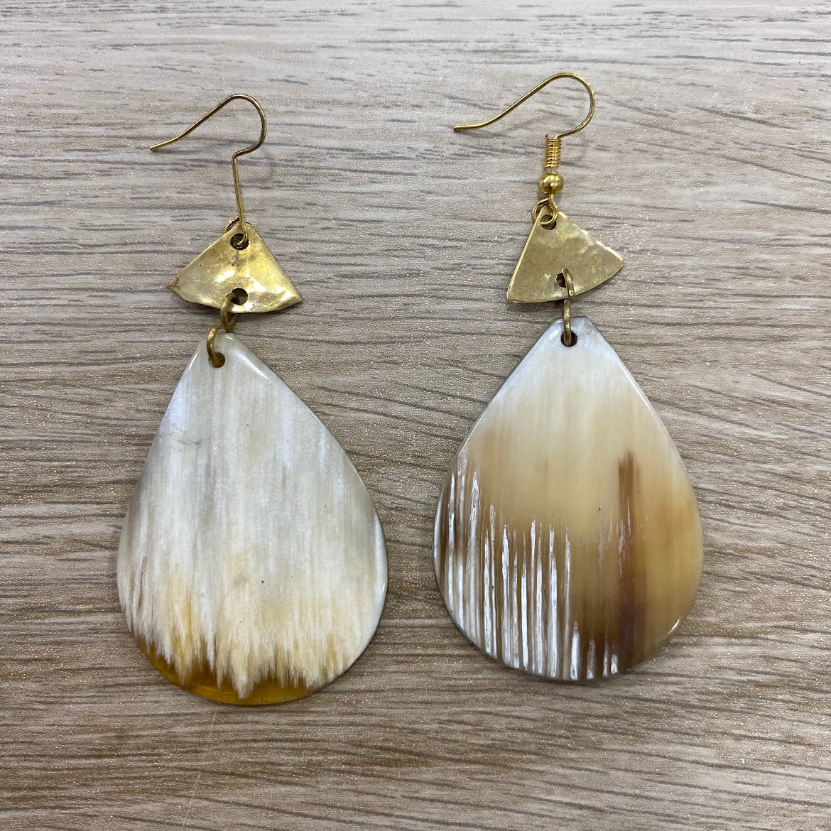 Brincos Quenia, Maji Bone, Chapa Queijo com Detalhe