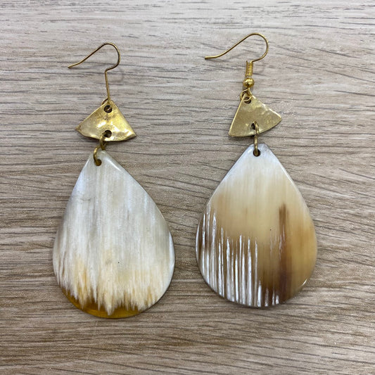 Brincos Quenia, Maji Bone, Chapa Queijo com Detalhe