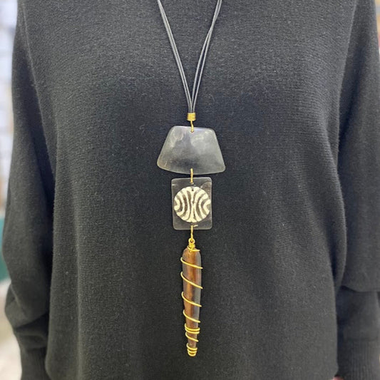 Colar Quenia, Chapa Zebra, Espiral de Latão