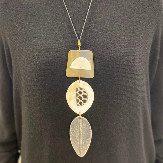 Colar Quenia, com Chapas de Osso e Padrão Preto e Branco (Reversível)
