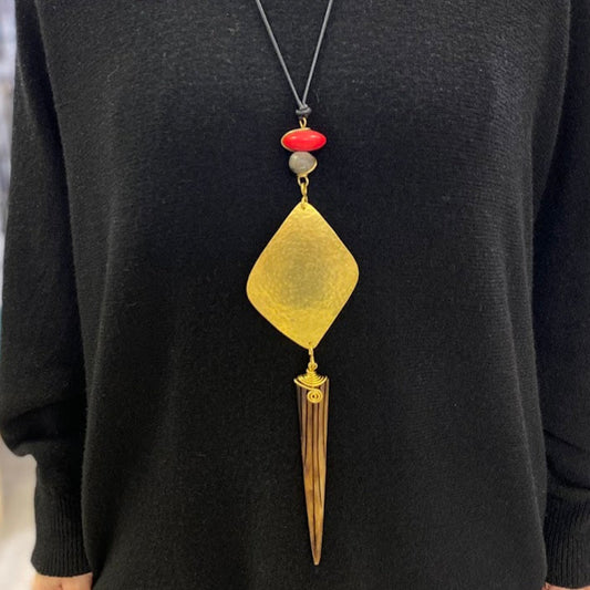 Colar Quenia, Chapa de Latão com Miçanga Vermelha