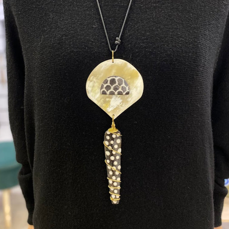 Colar Quenia, Chapa Padrão Branco e Preto com Bolinhas
