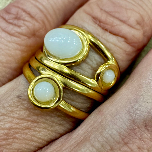 Anel Dourado 3 Pedras Tamanhos Diferentes Branco