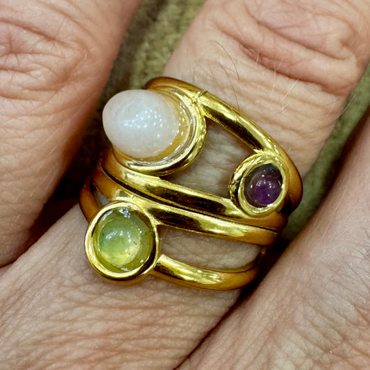 Anel Dourado 3 Pedras Tamanhos Diferentes Rosa, Roxo e Verde