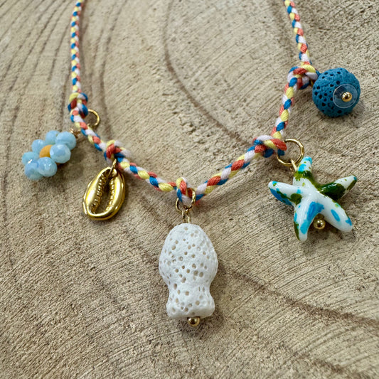 Pulseira de Pé Corda Colorida e Pendentes Azuis