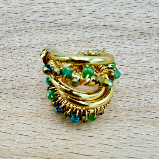 Brincos Argola Pequena Tripla com Pedrinhas Brilhantes Dourado - Verdes