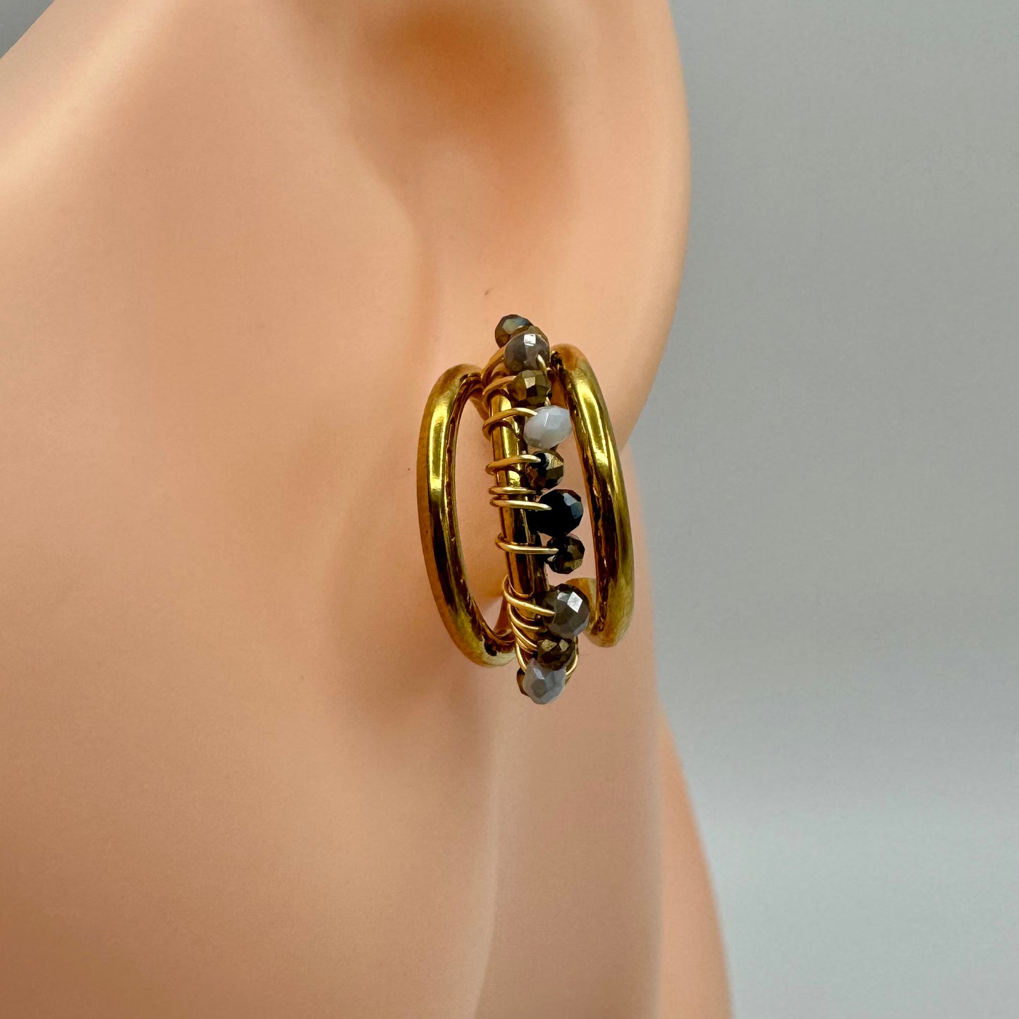 Brincos Argola Pequena Tripla com Pedrinhas Brilhantes Dourado - Cinzas