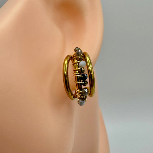 Brincos Argola Pequena Tripla com Pedrinhas Brilhantes Dourado - Cinzas