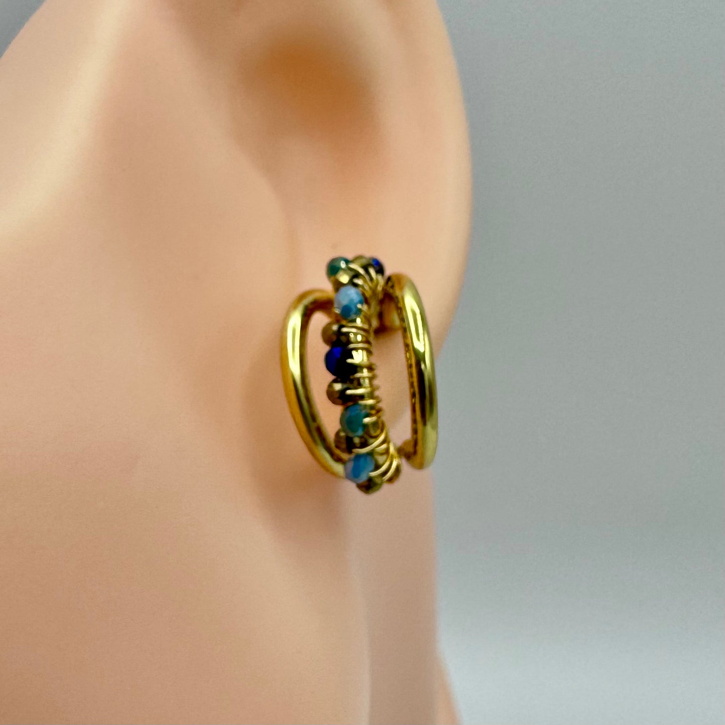 Brincos Argola Pequena Tripla com Pedrinhas Brilhantes Dourado - Azuis