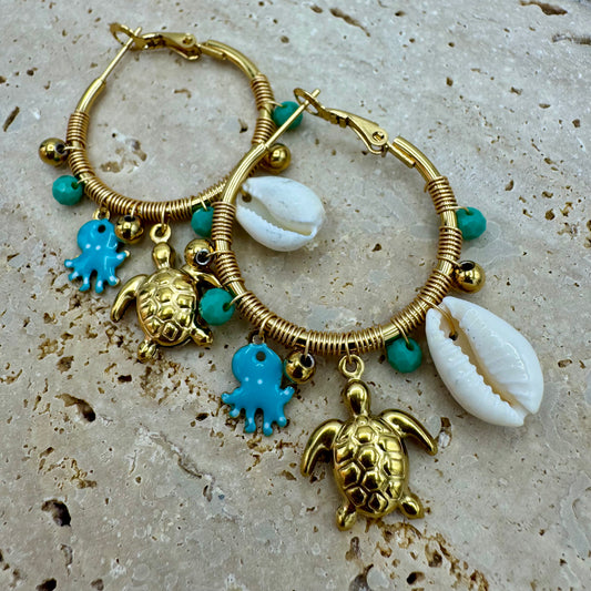 Brincos Argolas Pedrinhas, tartarugas e Concha Verde Aço Dourado