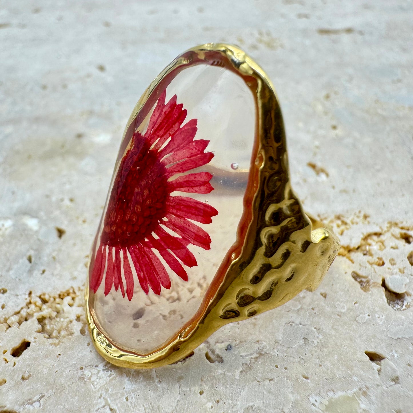 Anel Oval Flor Natural Vermelha Dourado