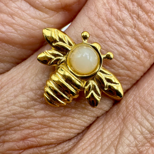 Anel Abelha Pedra Branca Dourado