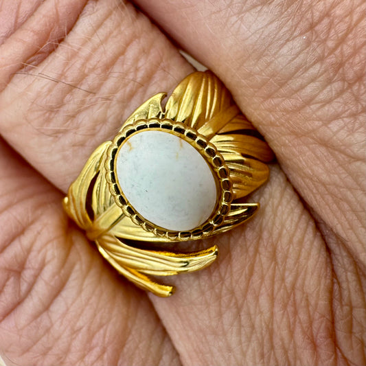 Anel Folha Pedra Oval Branco Dourado