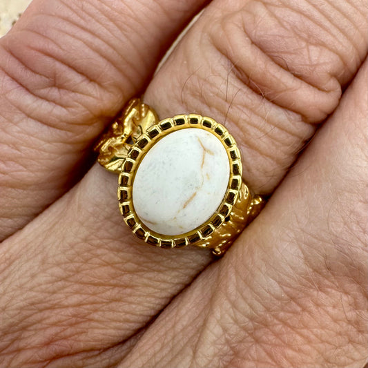 Anel Folhinhs Pedra Oval Branco Dourado