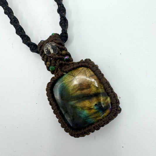 Fio Macramê Trbalhado Quadrado Labradorite com Pedra Cristal