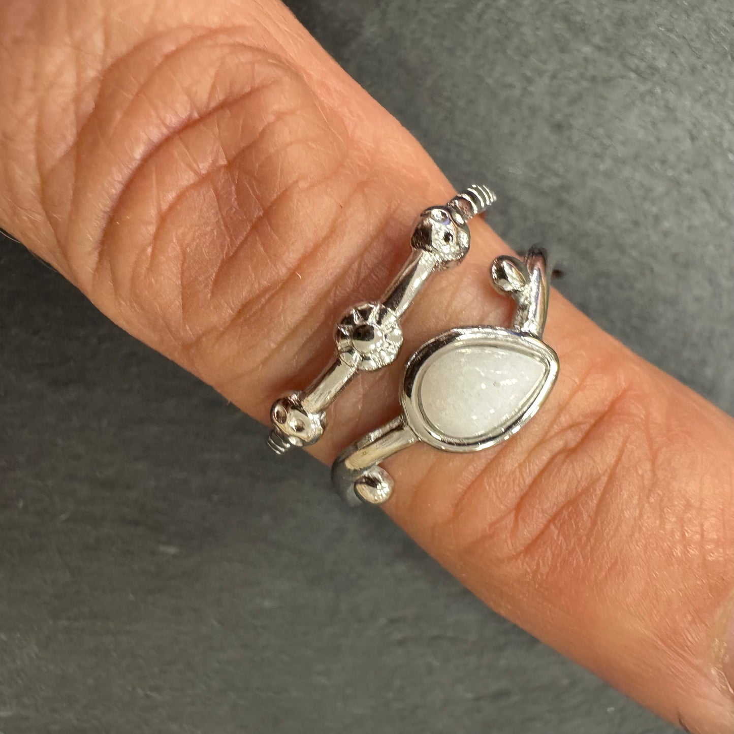 Anel Inox Pequenas Flores e Pedrinha Branco Prateado