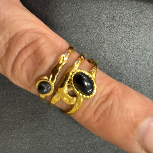 Anel 3 Fiadas Pedra Redonda e Oval Preto Dourado