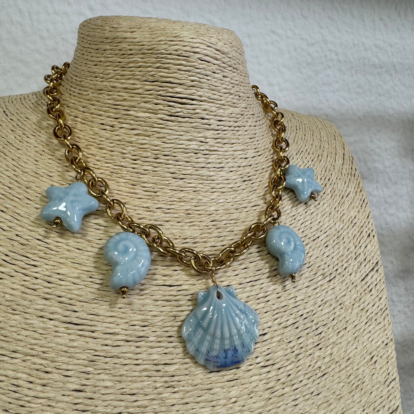Fio Grosso com Pingentes Marinhos Louça Azul - Dourado