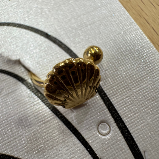 Brinco Singular Concha Dourado