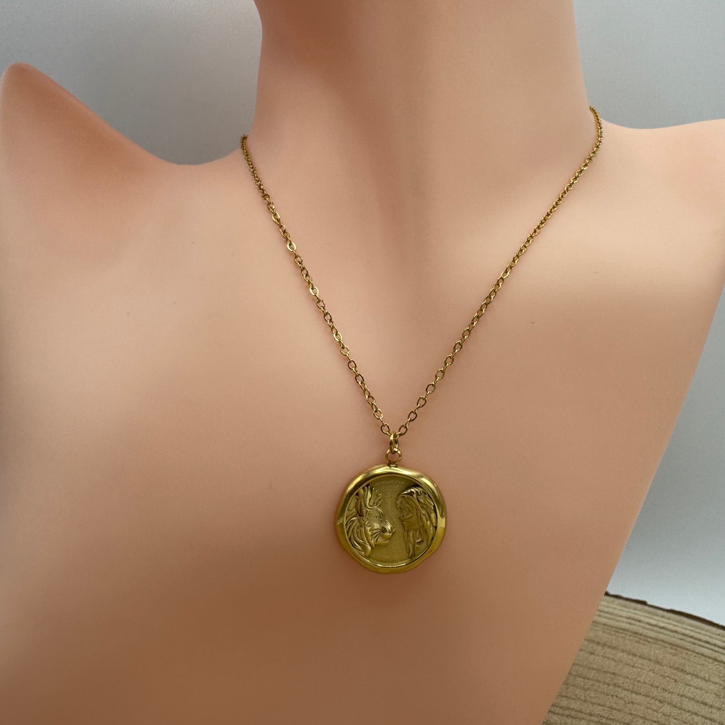 Fio Medalha Leão e Mulher Dourado