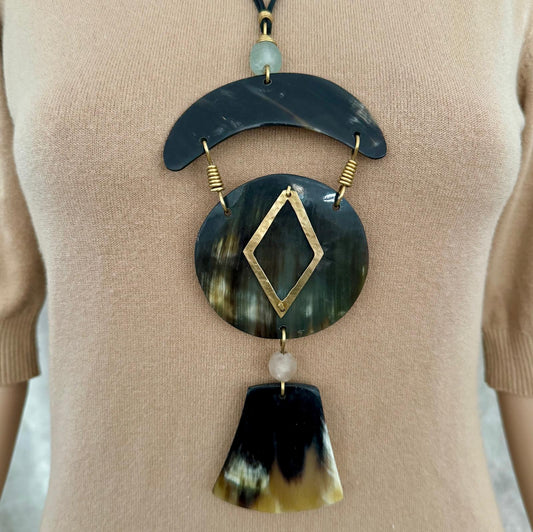 Colar Quenia, Osso e Diamante de Latao